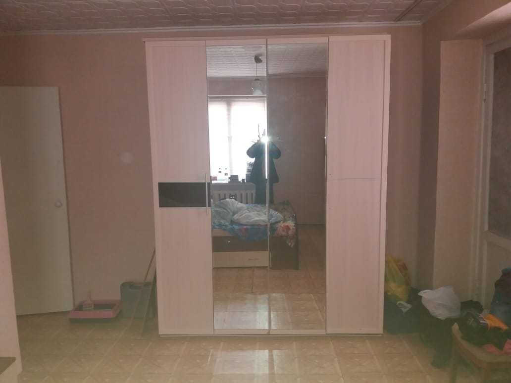 Продам шкаф-купе с зеркальными дверями