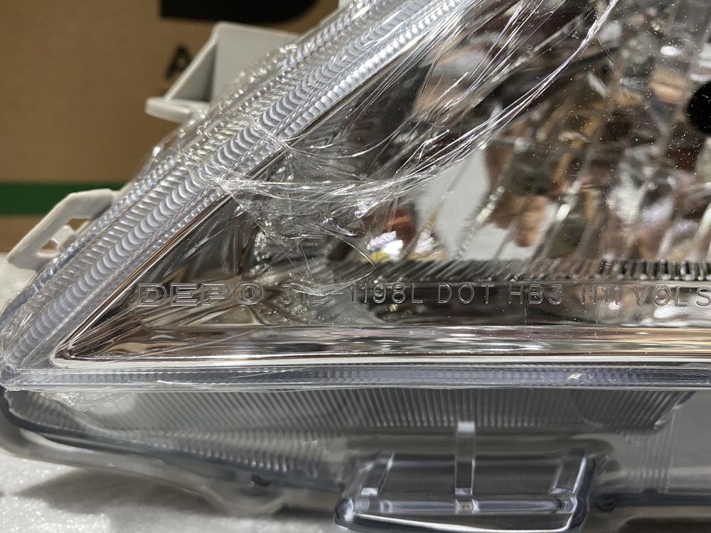 Передние новые фары на Camry 40 американец (Depo)