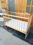 Продам кроватку и стульчик для кормления.