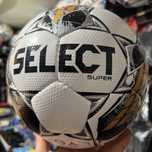 Профессиональный футбольный мяч Select Super V23 и Derbystar Brillant.