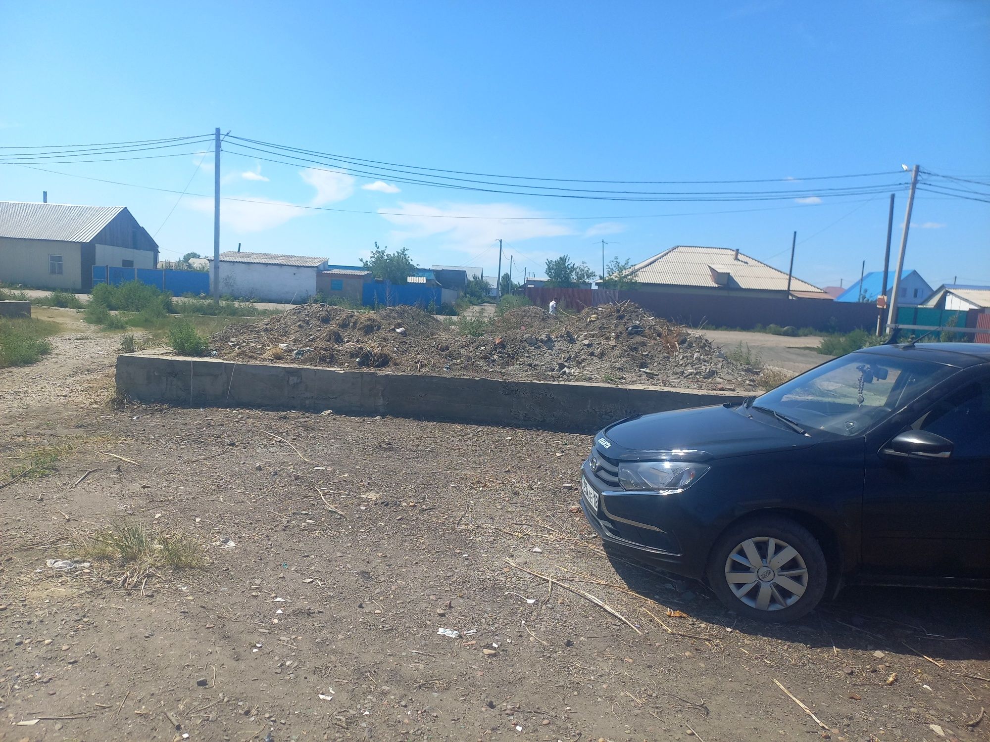 Продам участок с фундаментом в районе 5 дачи  от главного трассы 100 м
