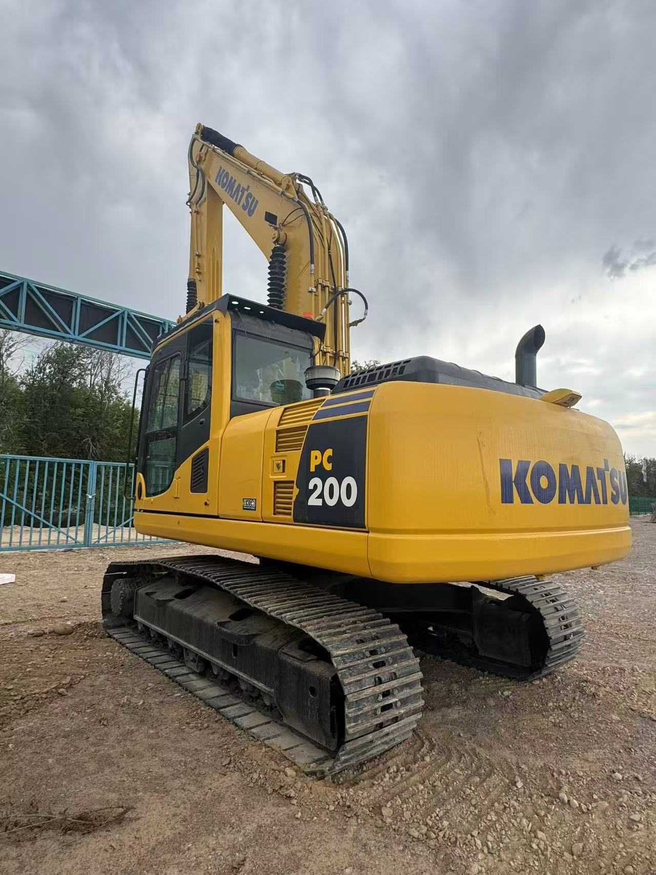 2023 б/у экскаватор Komatsu PC200-8M0