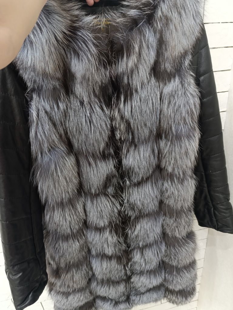 СРОЧНО!Продам меховую куртку-чернобурка.