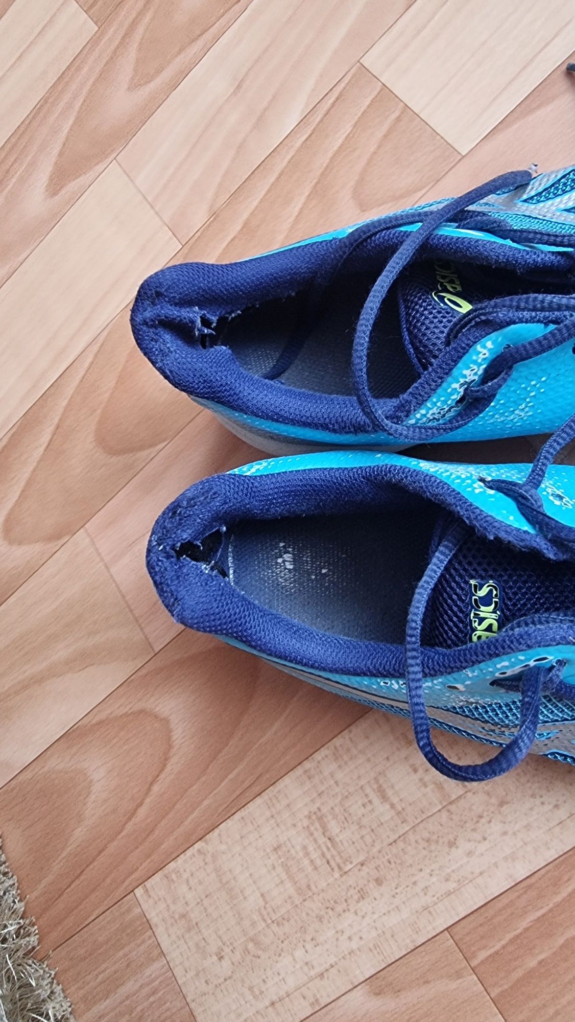 Волейбольные кроссовки asics