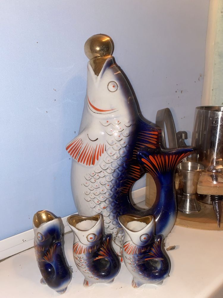 кувшин и стопки в виде рыбок . Продам.