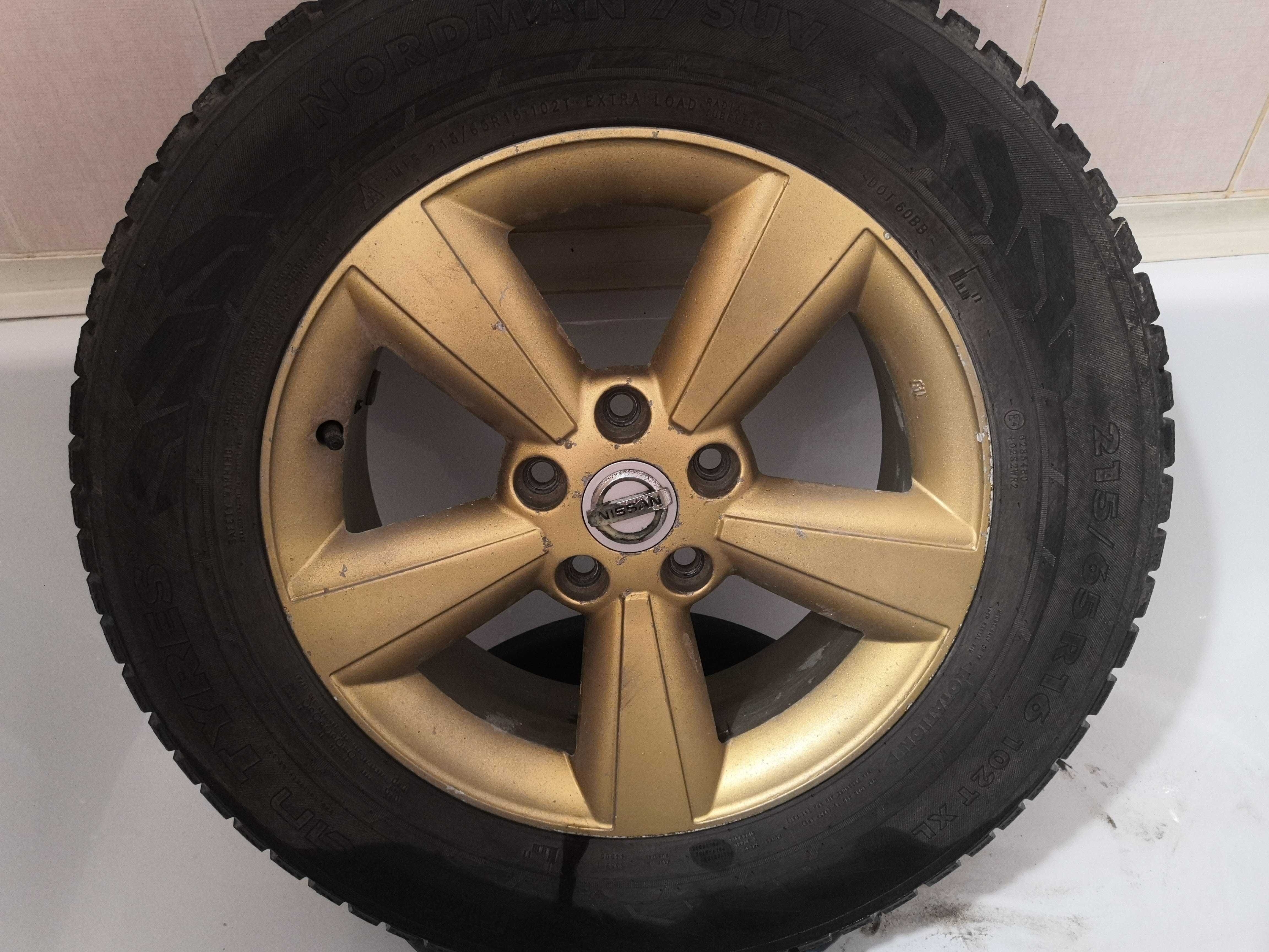 Nokian Nordman 7 SUV 215/65 R16 на дисках Nissan