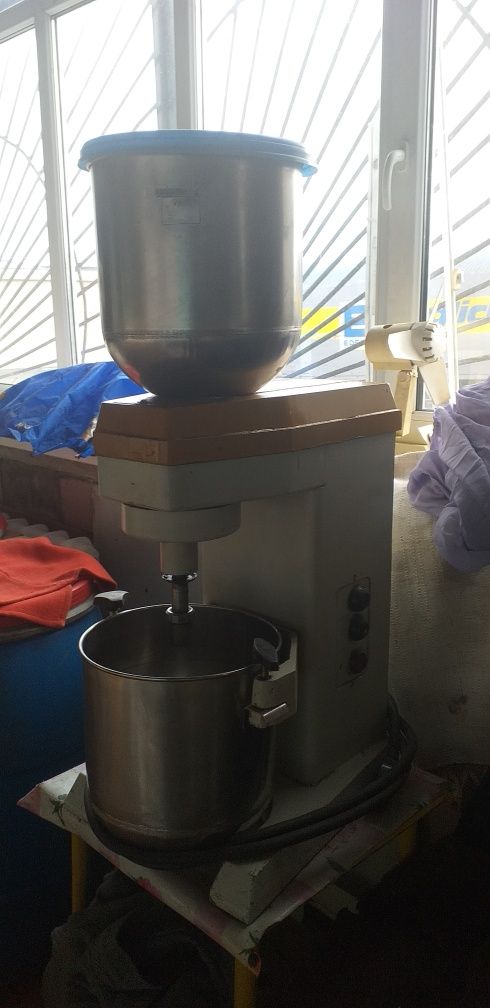 Продам миксер на десять литров, 2 скорости.