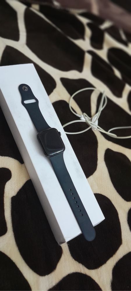 Продаю Apple Watch  (2-го поколения) 44 мм