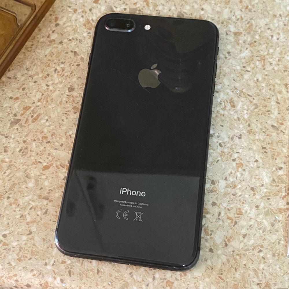 Продаю Айфон 8 plus,Память-128 .Цена 55.000 тыс .В хорошем состояние .