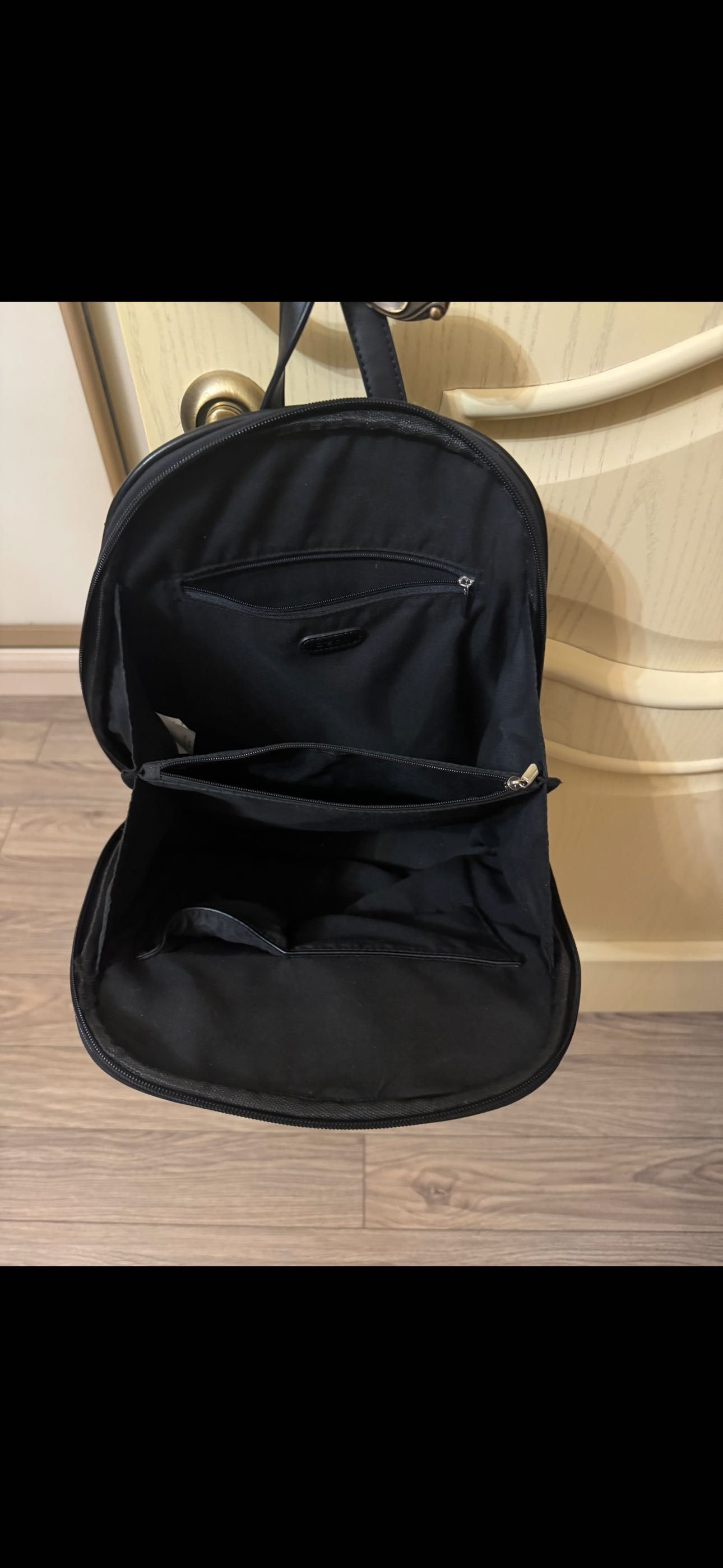 Продам сумки : черного ( Stradivarius) Испания и молочного цвета, рюк