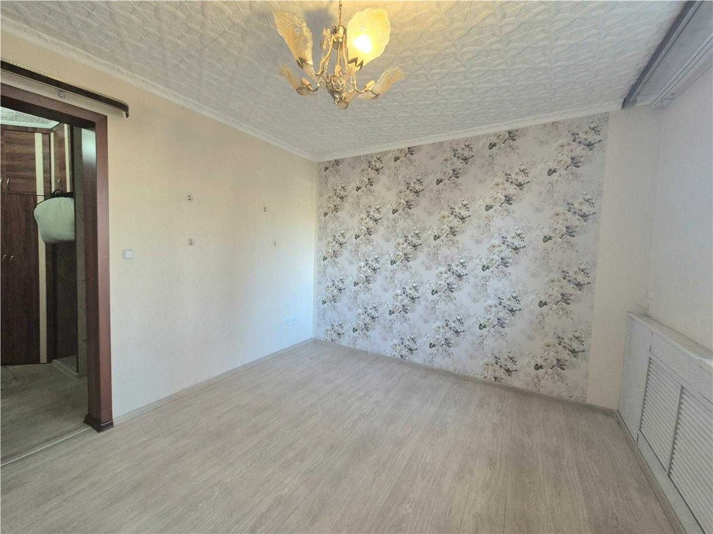 Продам 2 комн квартиру по пр Строителей 
На 1/2эт