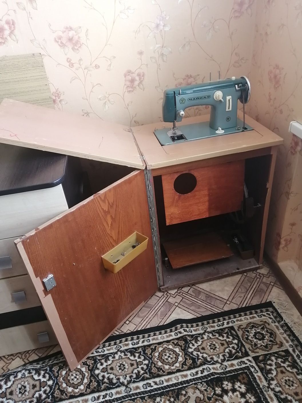 "Швейная машинка Чайка: Совершенство в сочетании игл и нитей!"