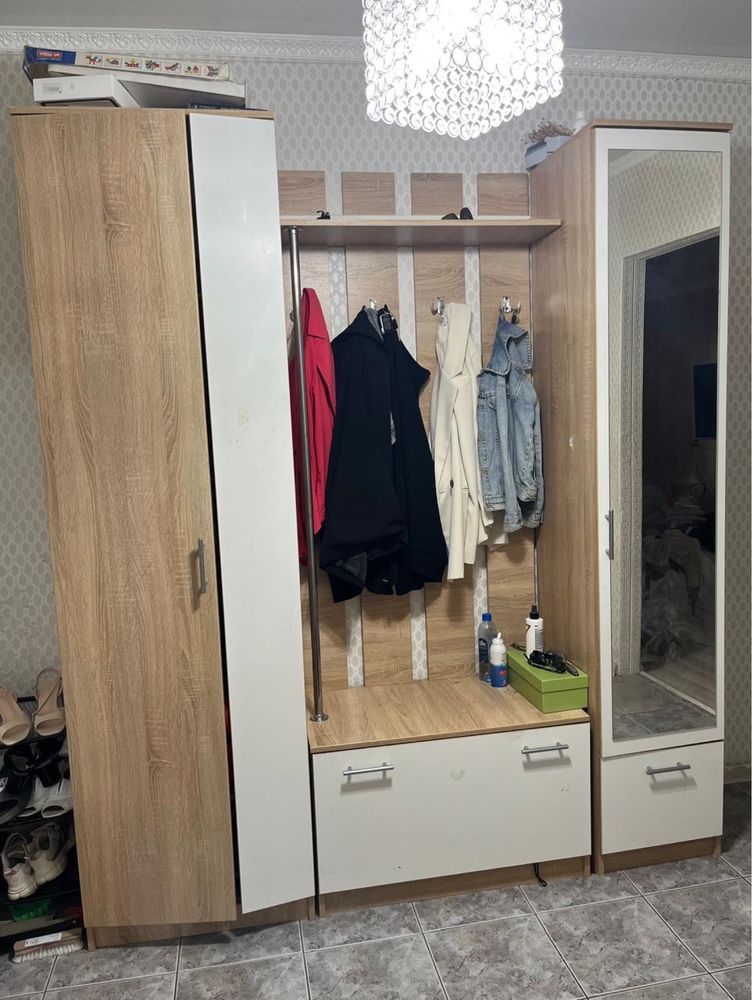 Продам прихожую со встроенными шкафчиками
