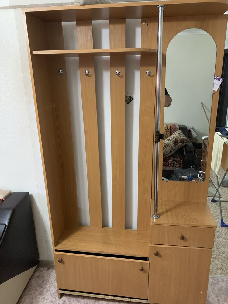 Продаётся прихожая и комод