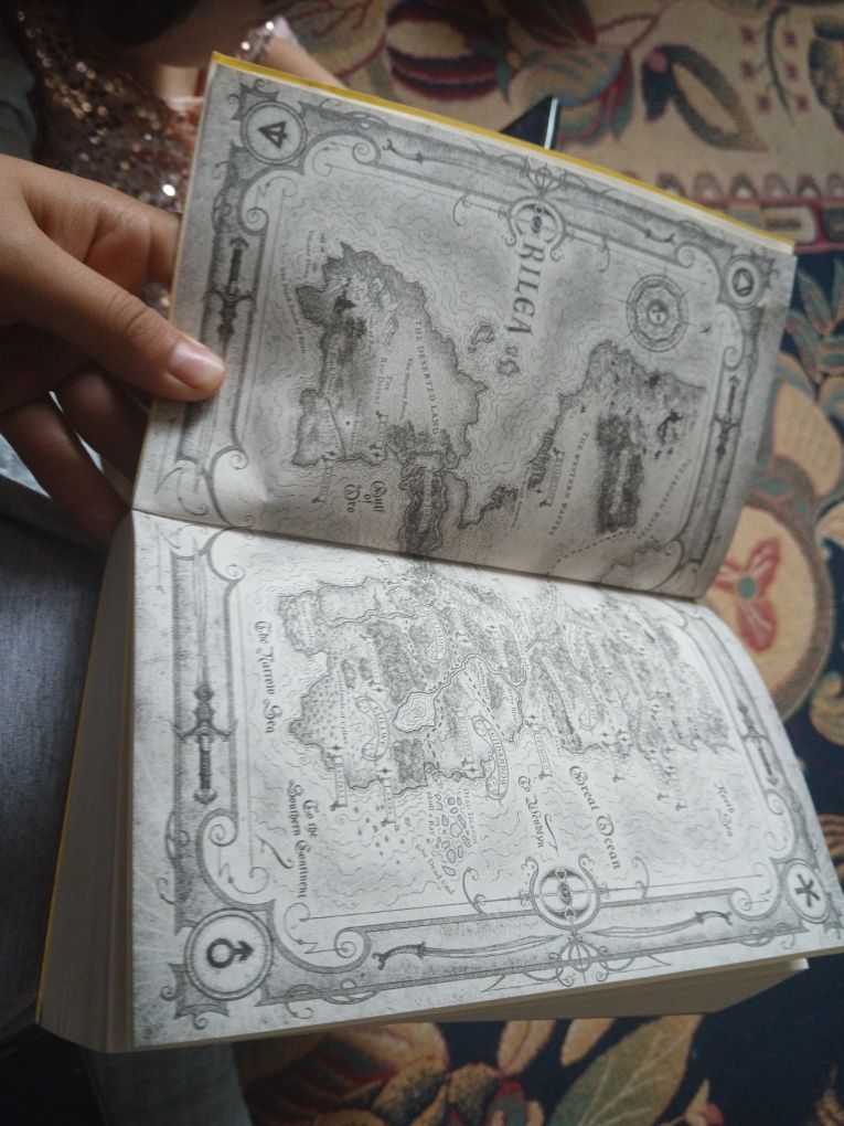 Продаю книгу "Throne of Glass" — Сара Дж. Маас