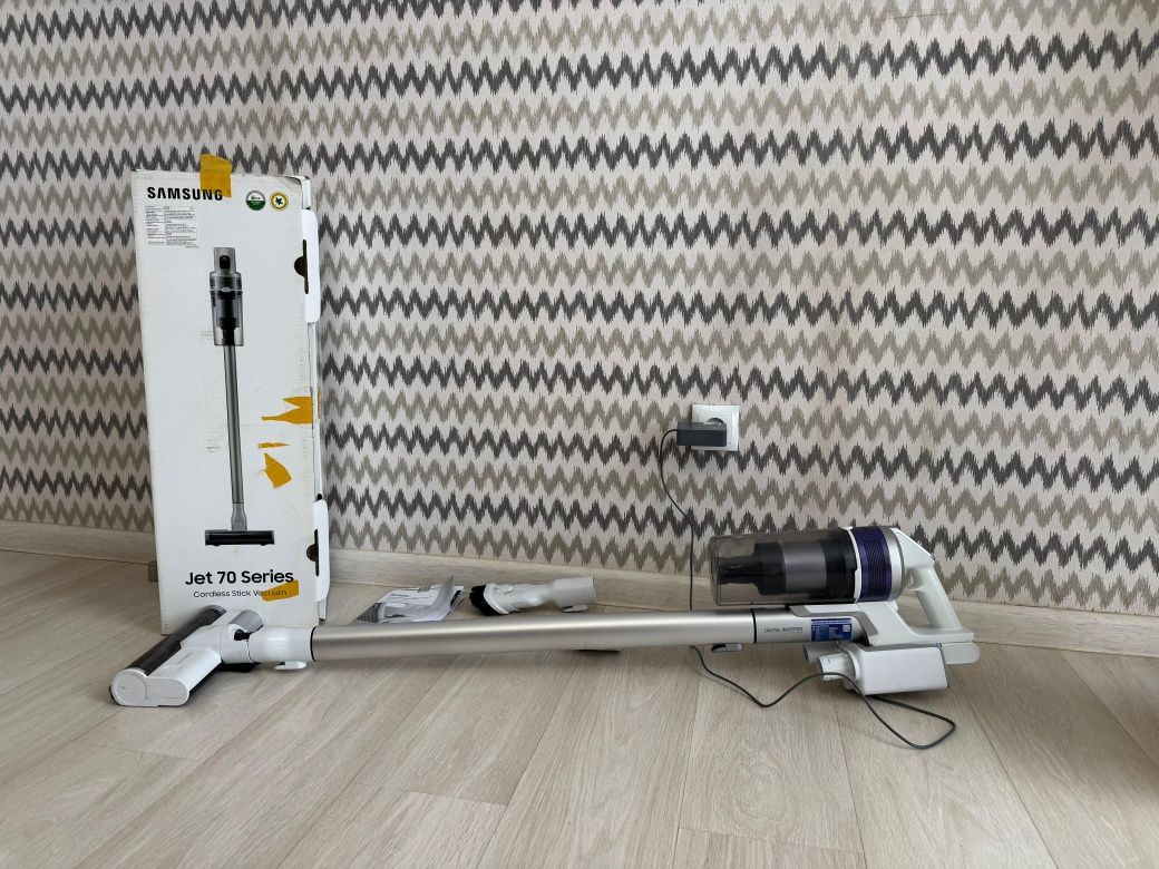 Продам пылесос SAMSUNG JET 70 Series
