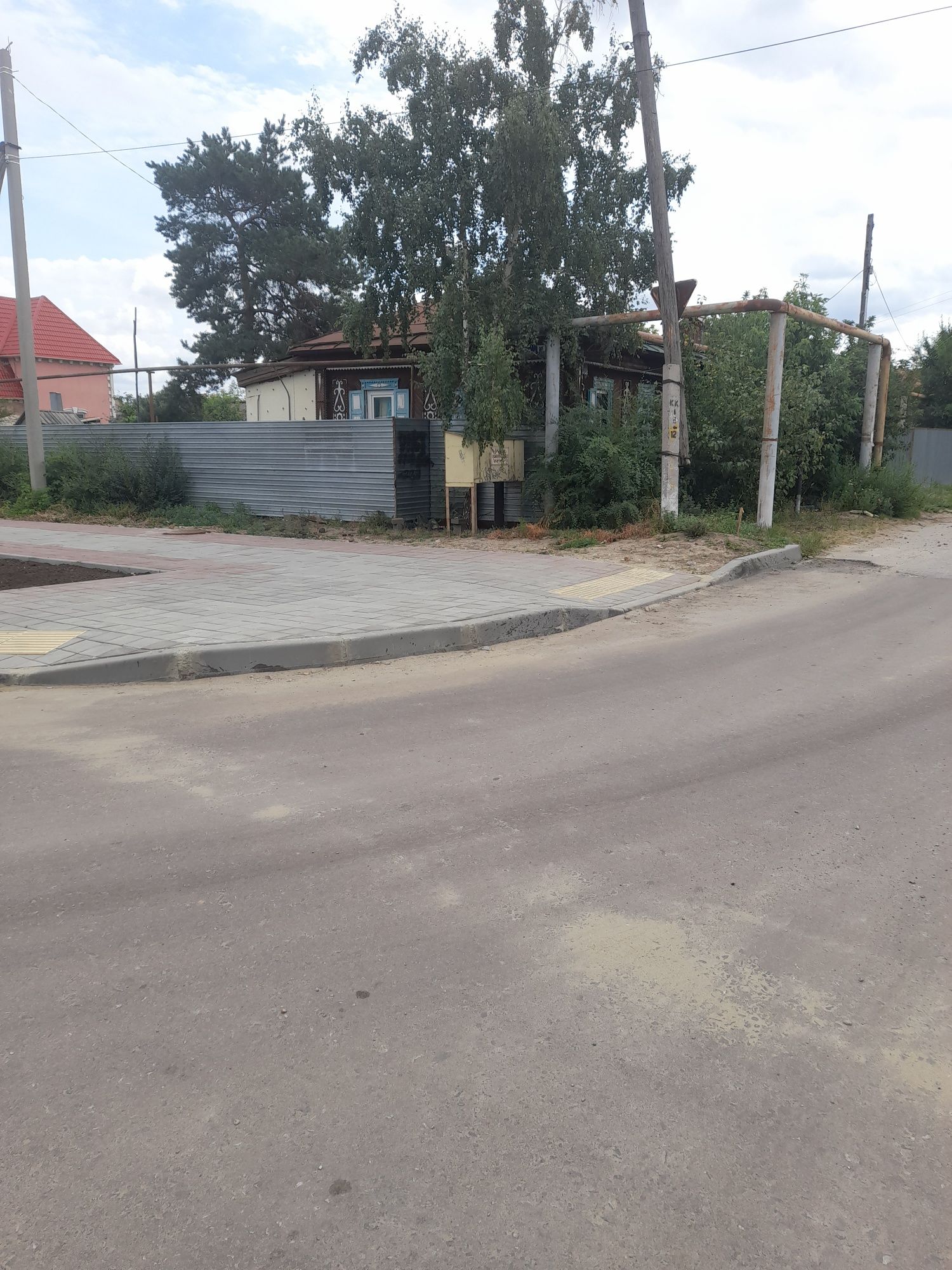 Продам в центре города угловой дом под строительство.
