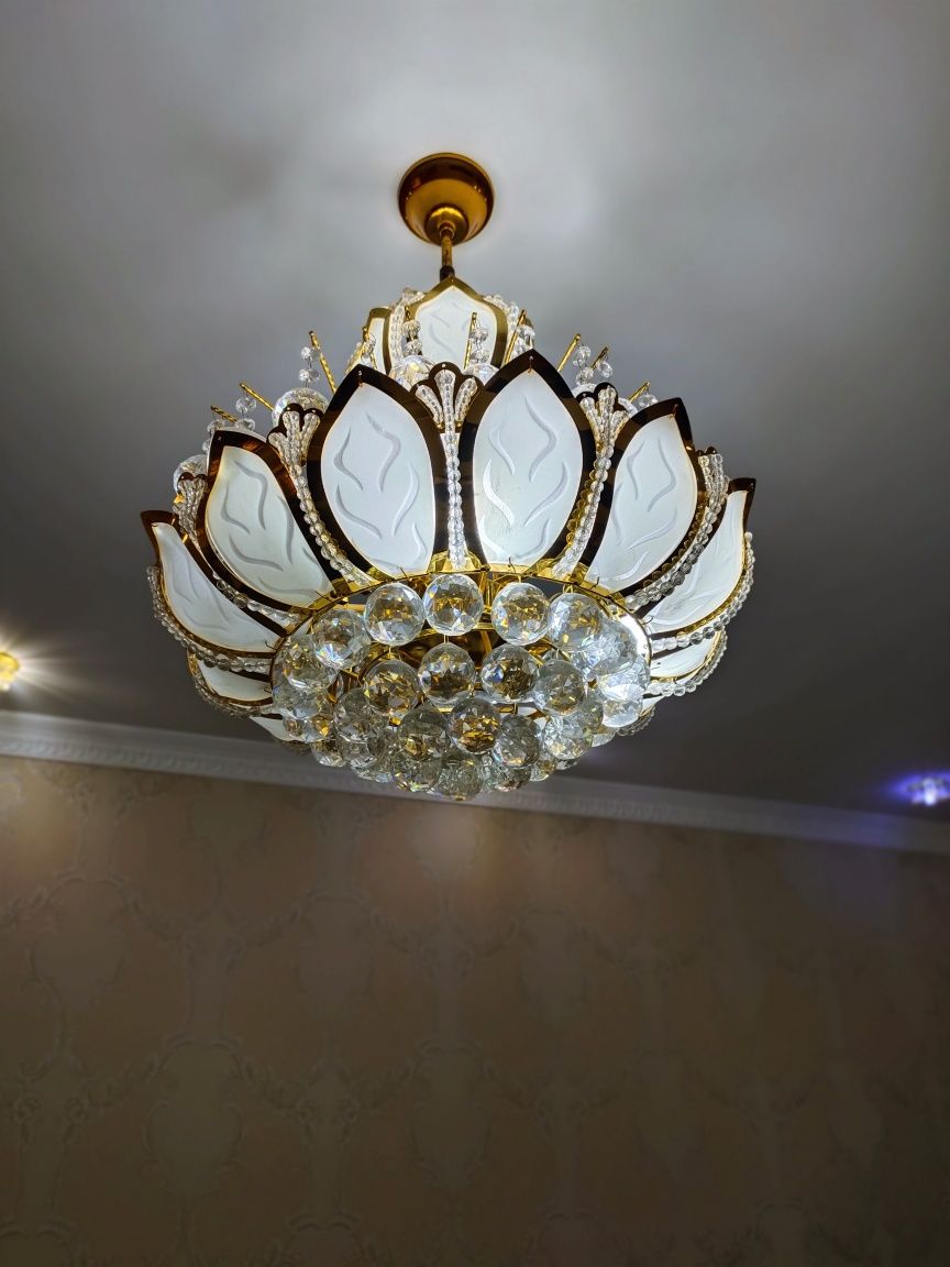 Люстра для зала холла