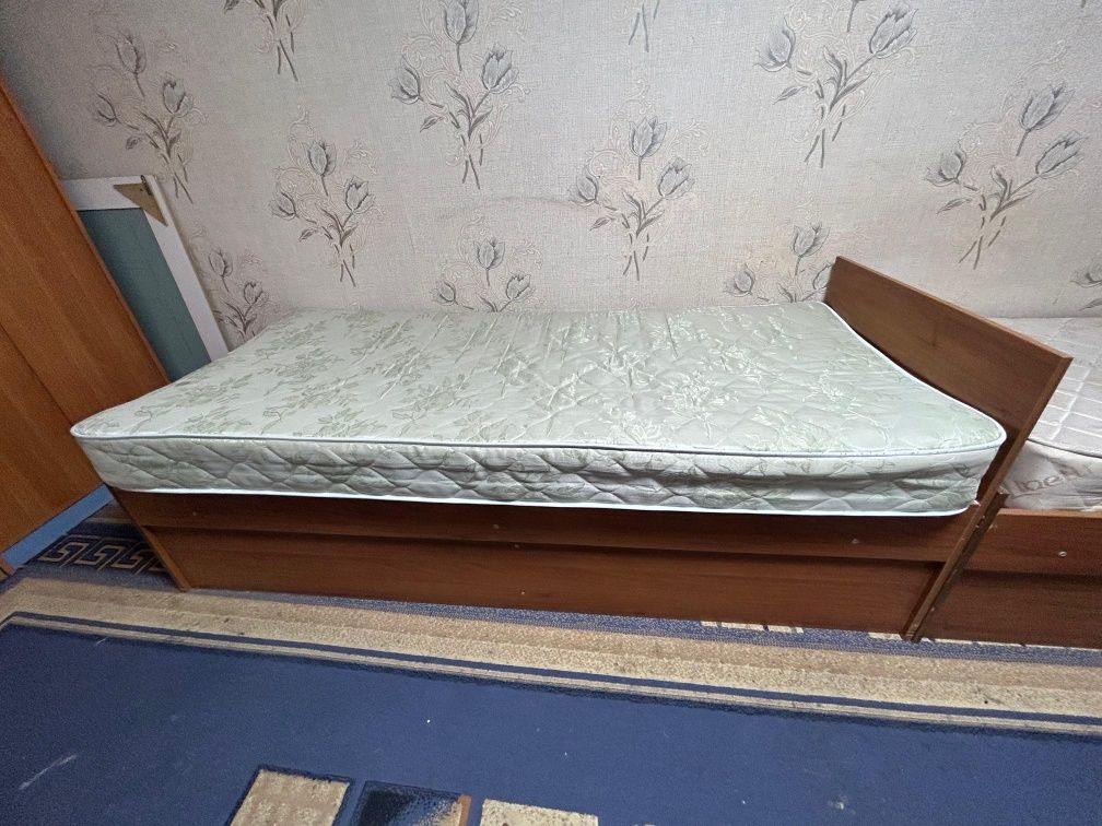 Продам кровать 4 шт, стол, диван и ковер