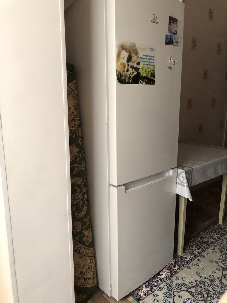 Холодильник Indesit в идеальном состоянии
