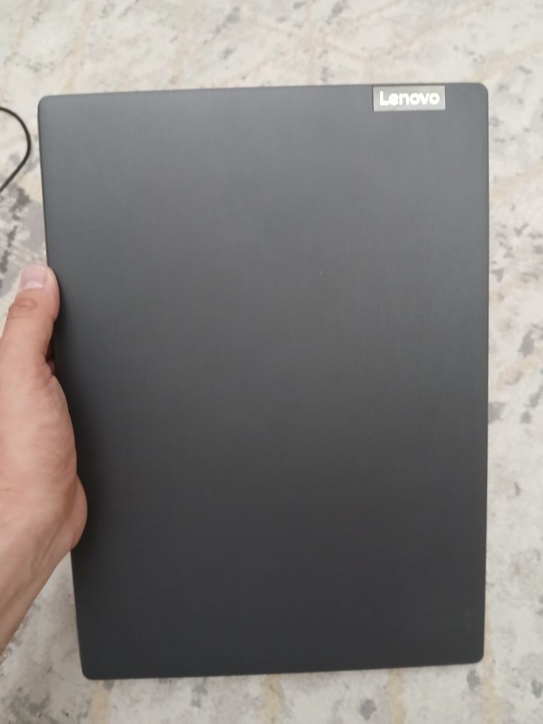Почти новая 4месяц ноутбук Lenovo ssd+hdd 1TB