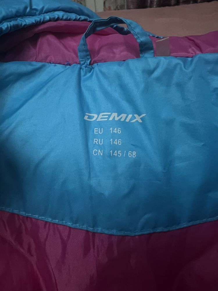 Продам детскую куртку DEMIX