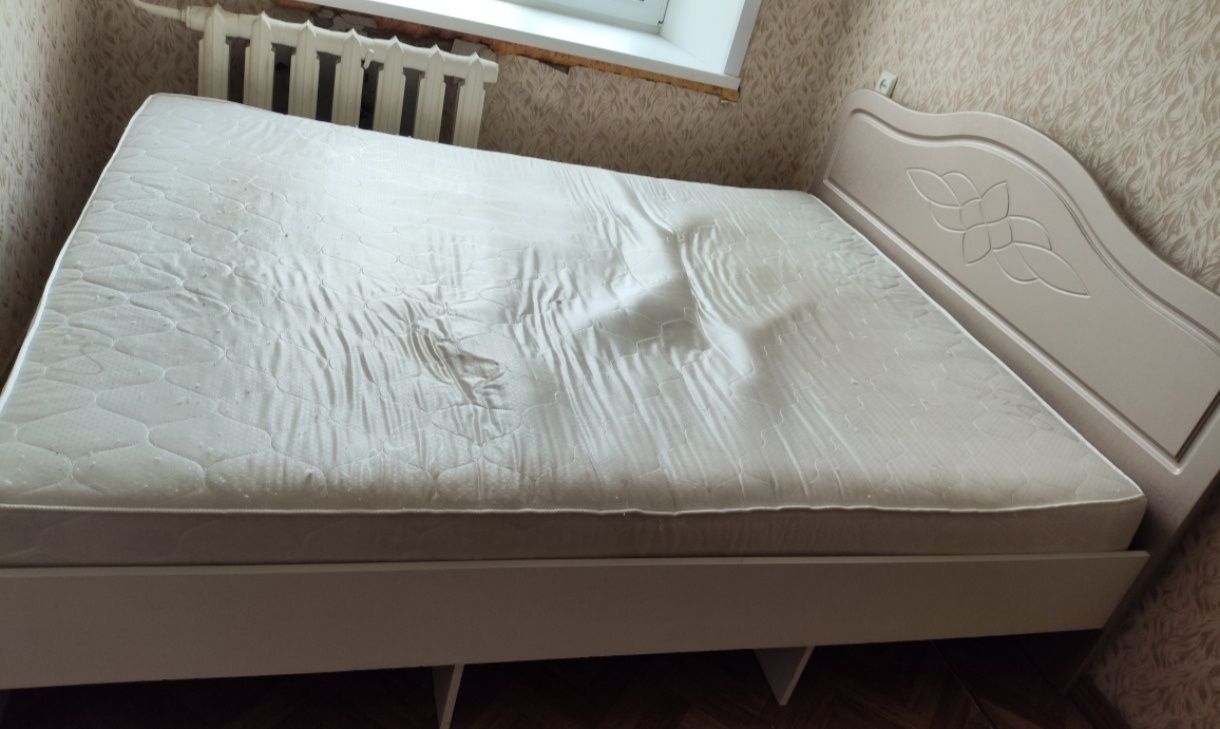 Продам 2 спальную кровать с матрасом,