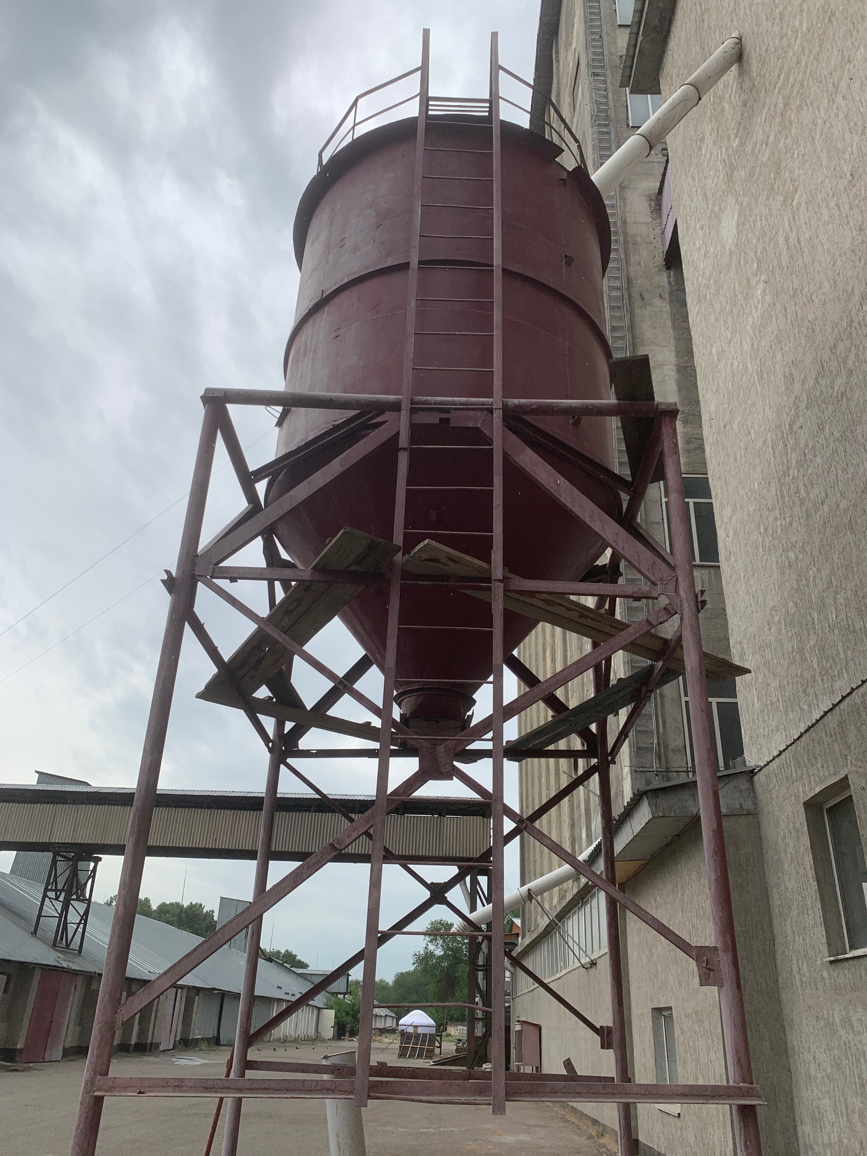 Продам емкость для хранения сыпучих материалов