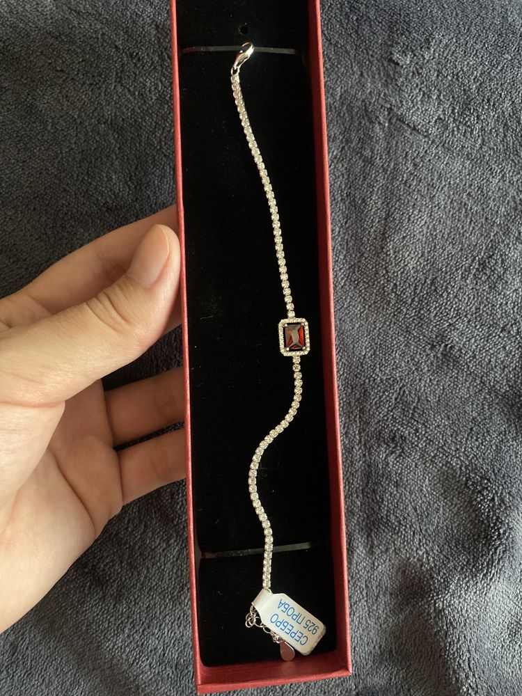серебряный браслет с красным камнем