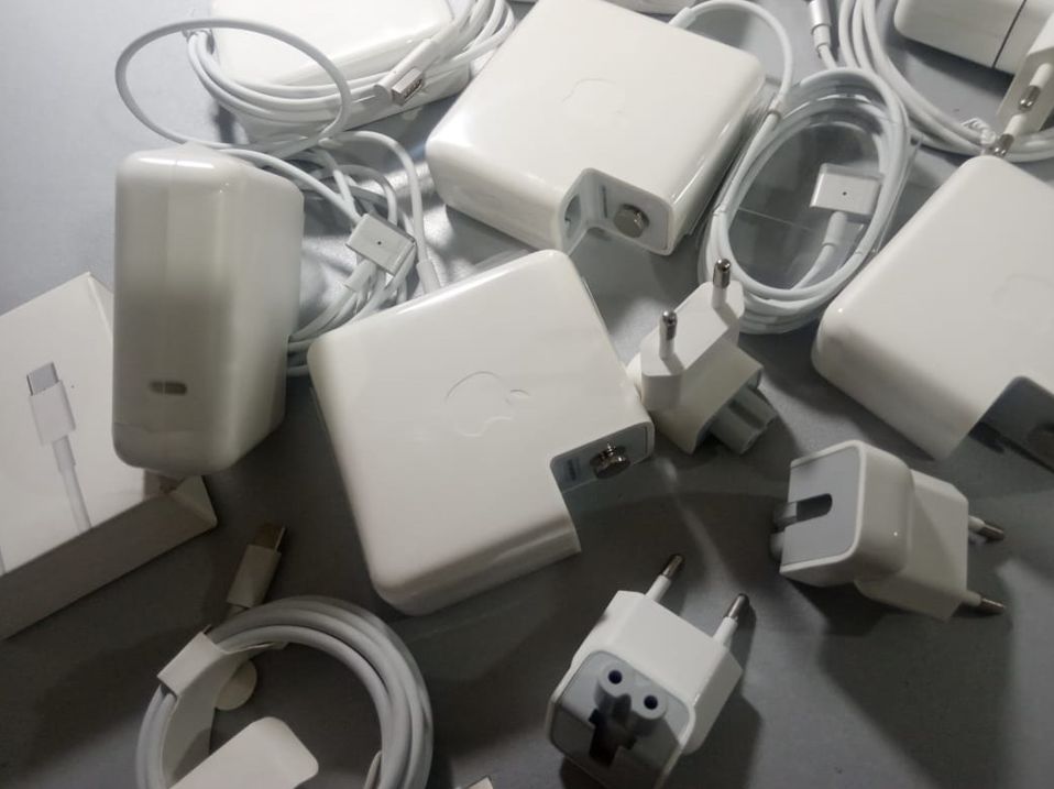 на MacBook 60W - зарядка, блок питания.