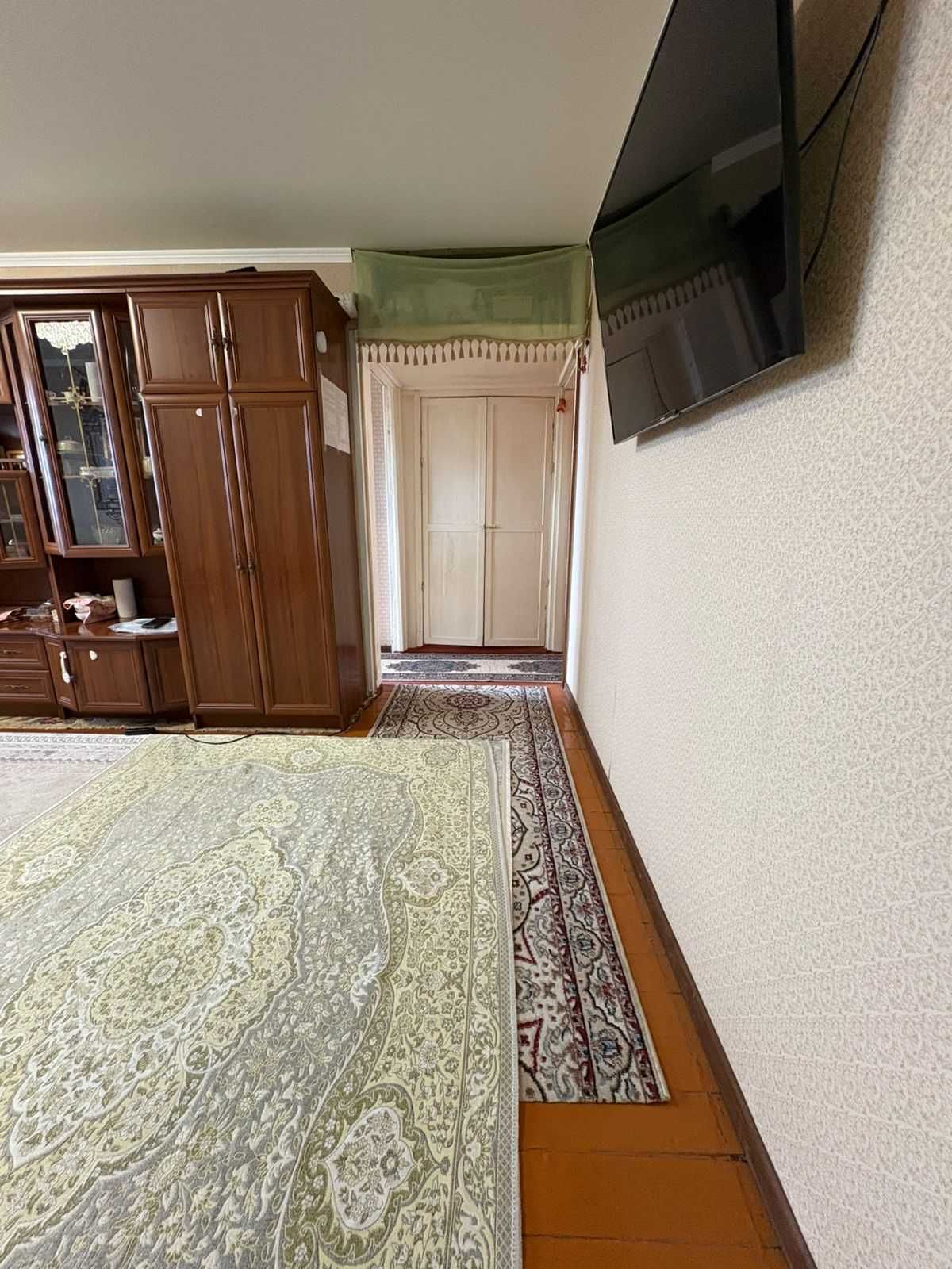 Продам 3 комнатную  квартиру  по Абая  5/5 эт