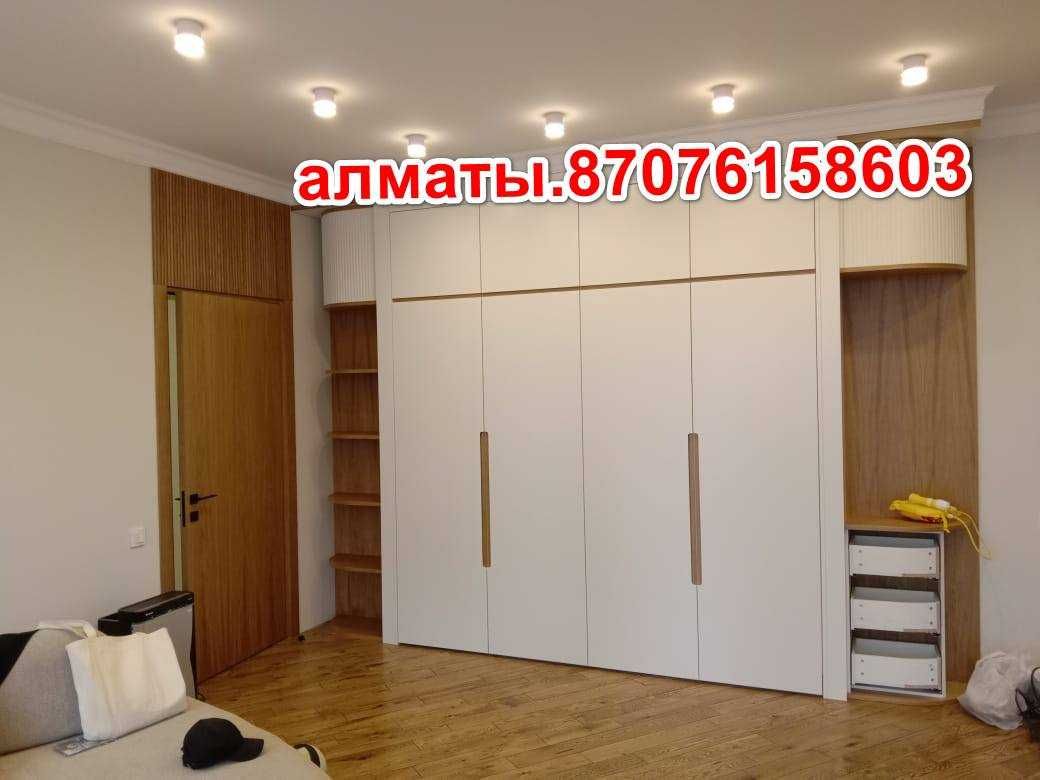 кухни.Столешницы из искусственного камня.фасады из массива дерева