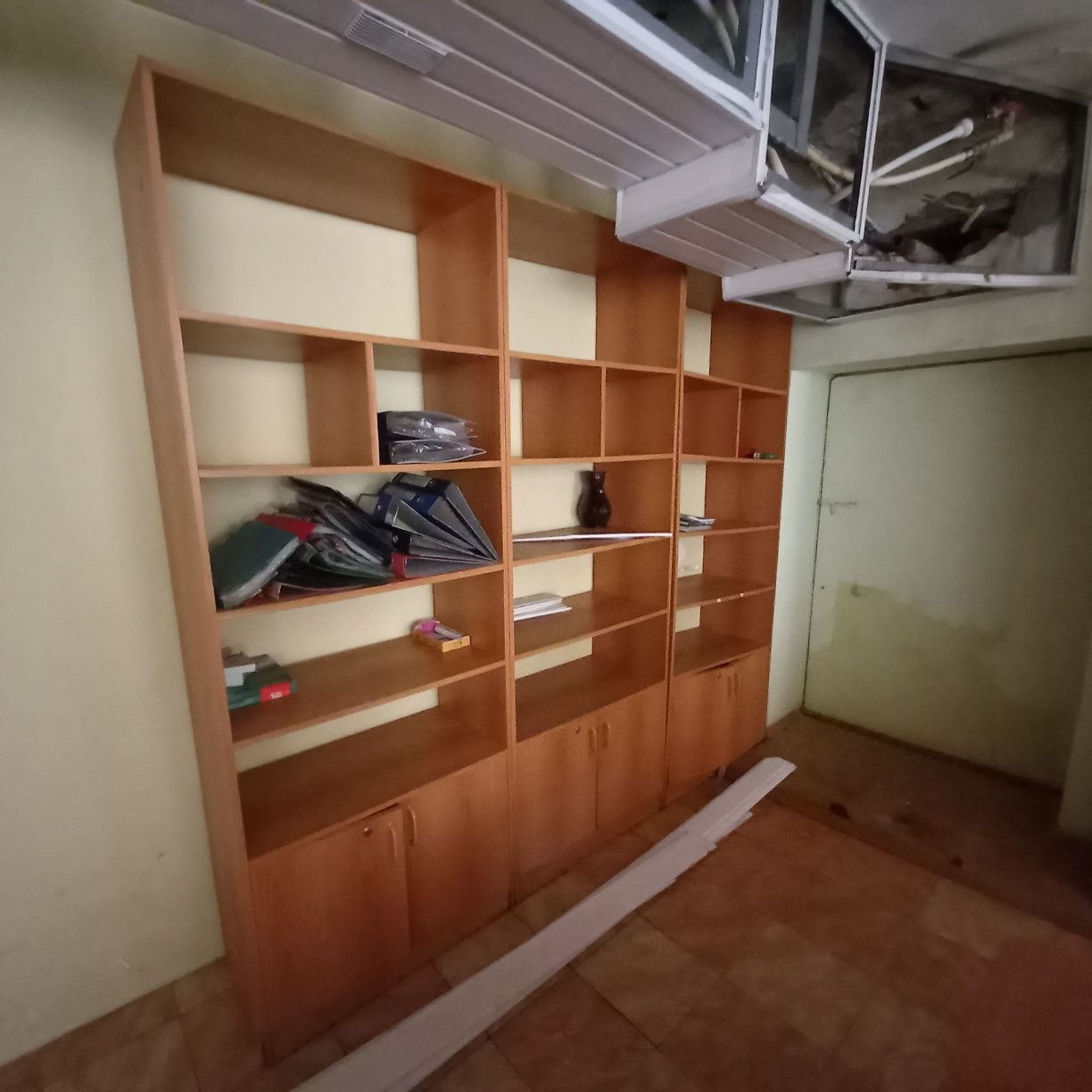 Столы компьтерные шкафы, стелажи