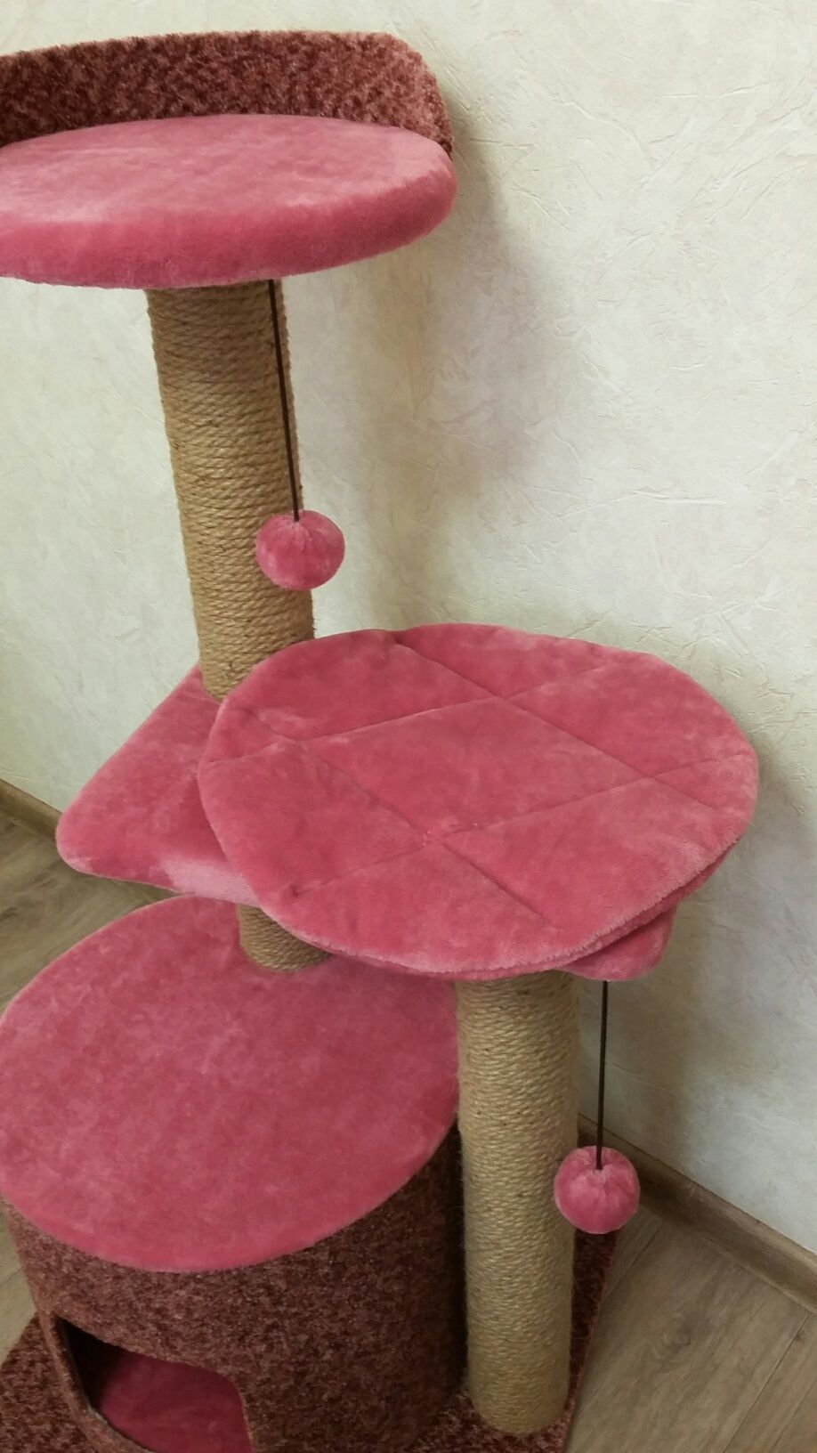 Когтеточка домик с лежаком для кошки.