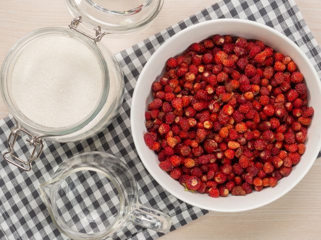 Продам домашние варенья и  соления.