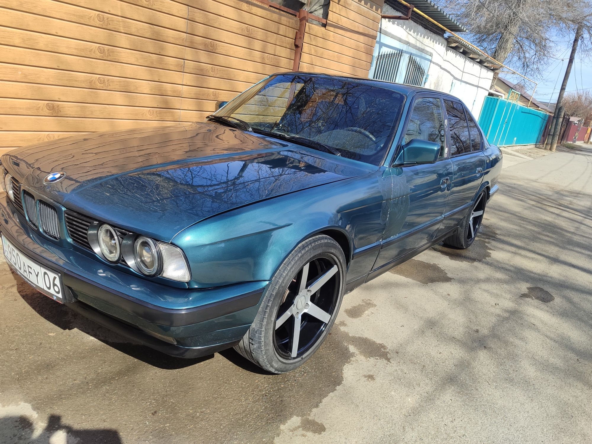 Автомобиль БМВ е 34