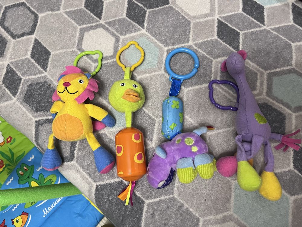 Детский коврик с игрушками