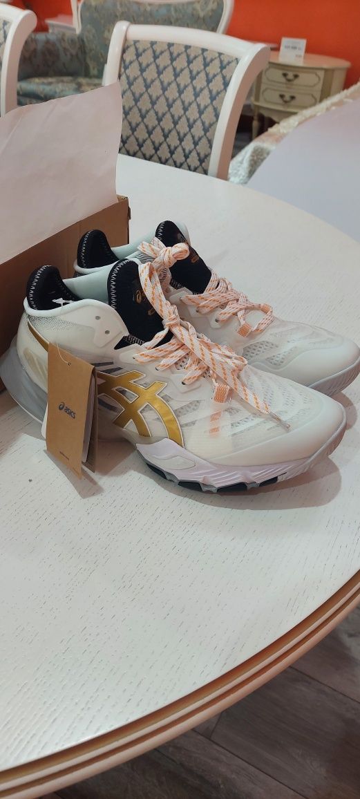 Продаю кроссовки ASICS METARISE