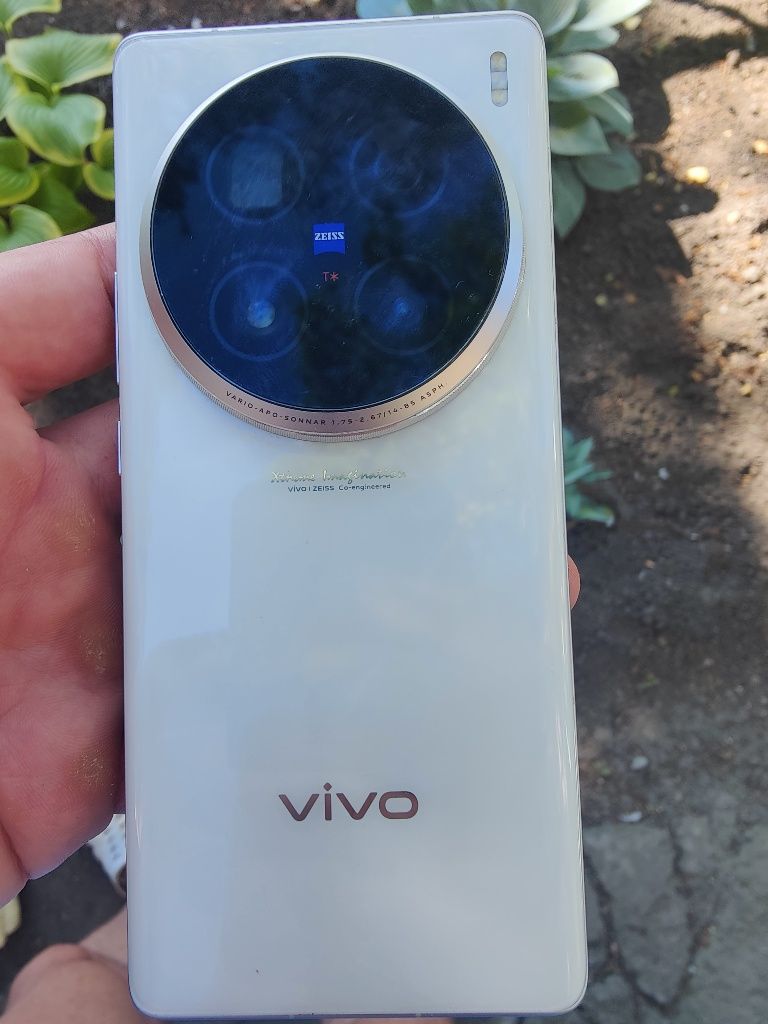 Смартфон Vivo X100 Ultra 16/512 — настолько мощный, что сам бы себя ку