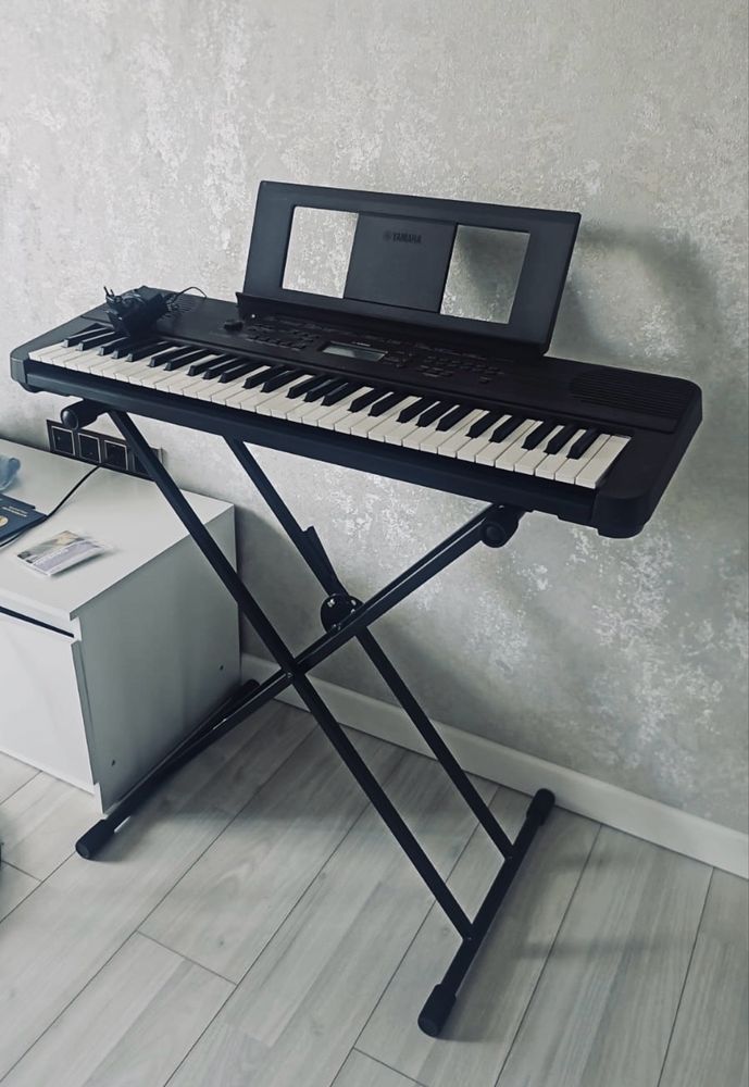 синтезатор (почти новый)+стойка