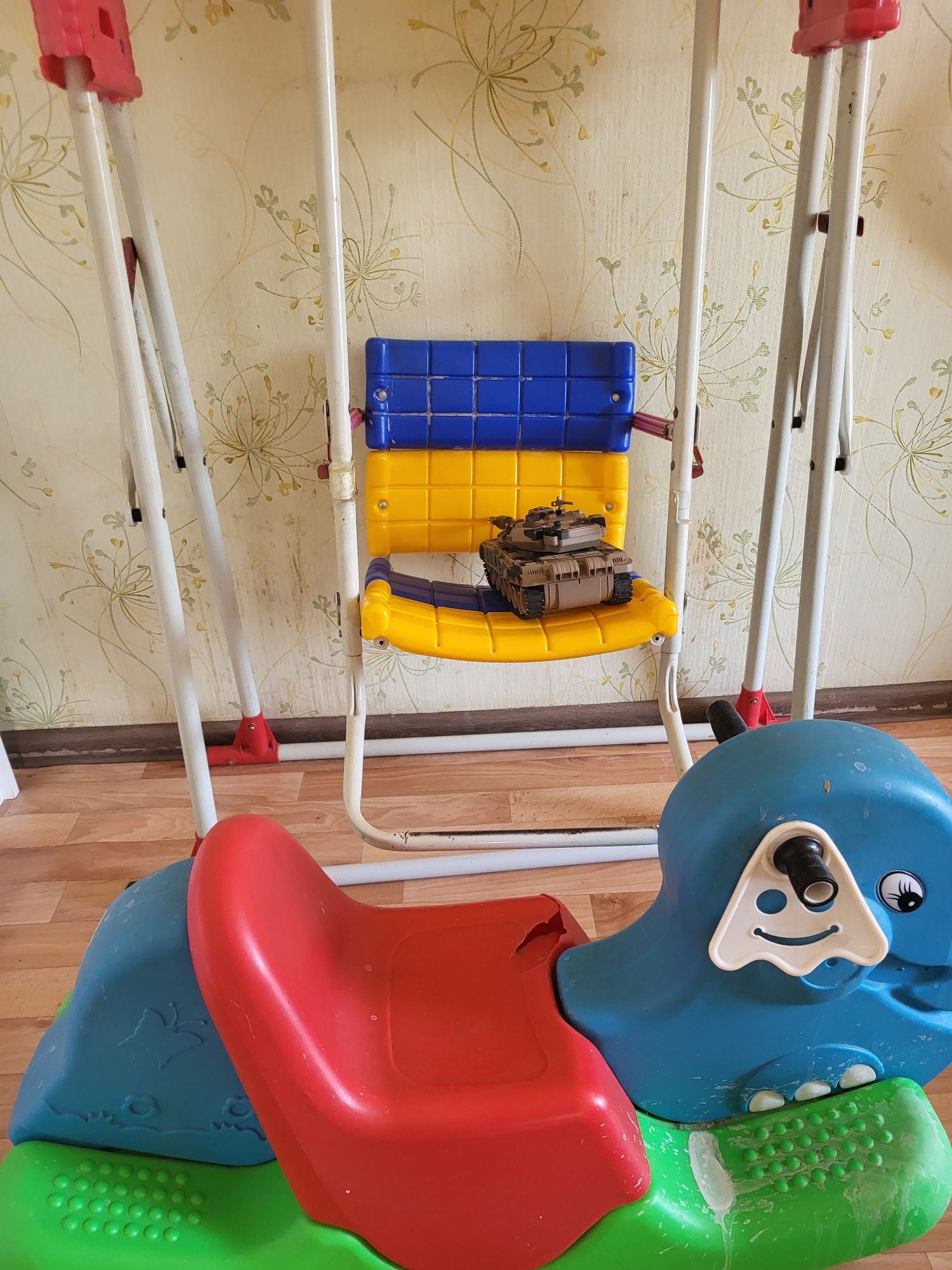 Отдам качелю и пакет игрушек