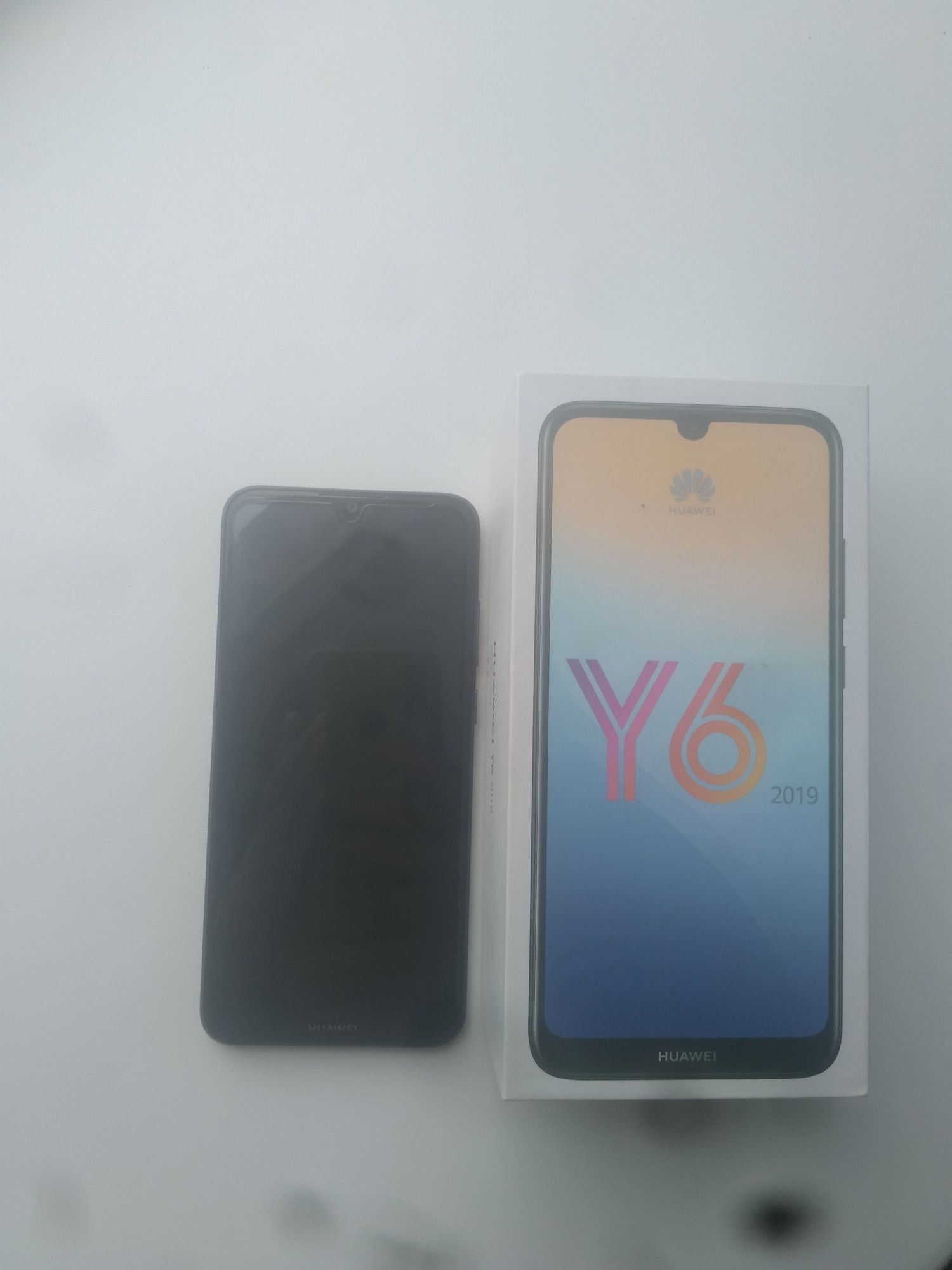 Смартфон Huawei Y6 в хорошем состоянии, коробка, чехлы в комплекте.