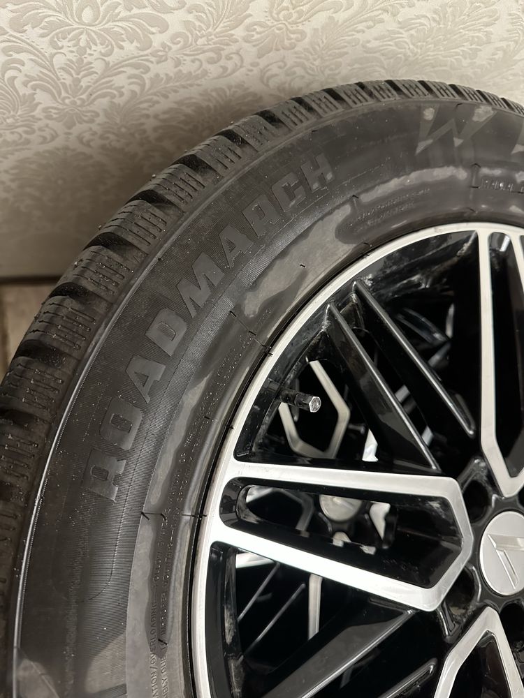 Продам комплект зимней резины с дисками Roadmarch 235/60R18.