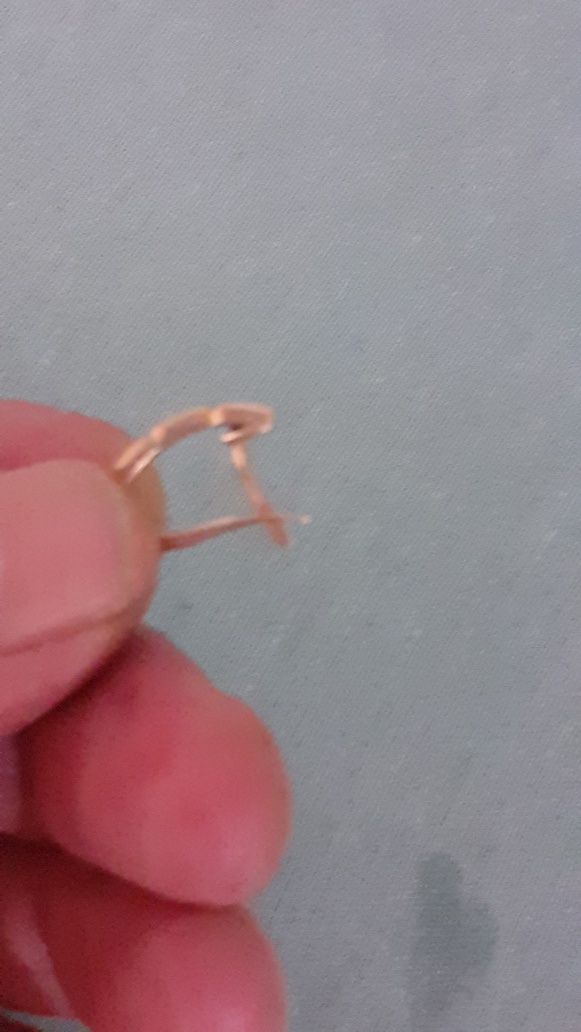 Продам золотую сережку