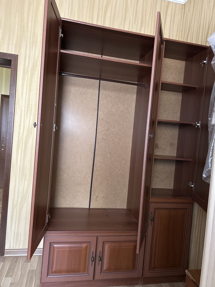 Очень в хорошем качестве шифоньер и шкаф с витриной!