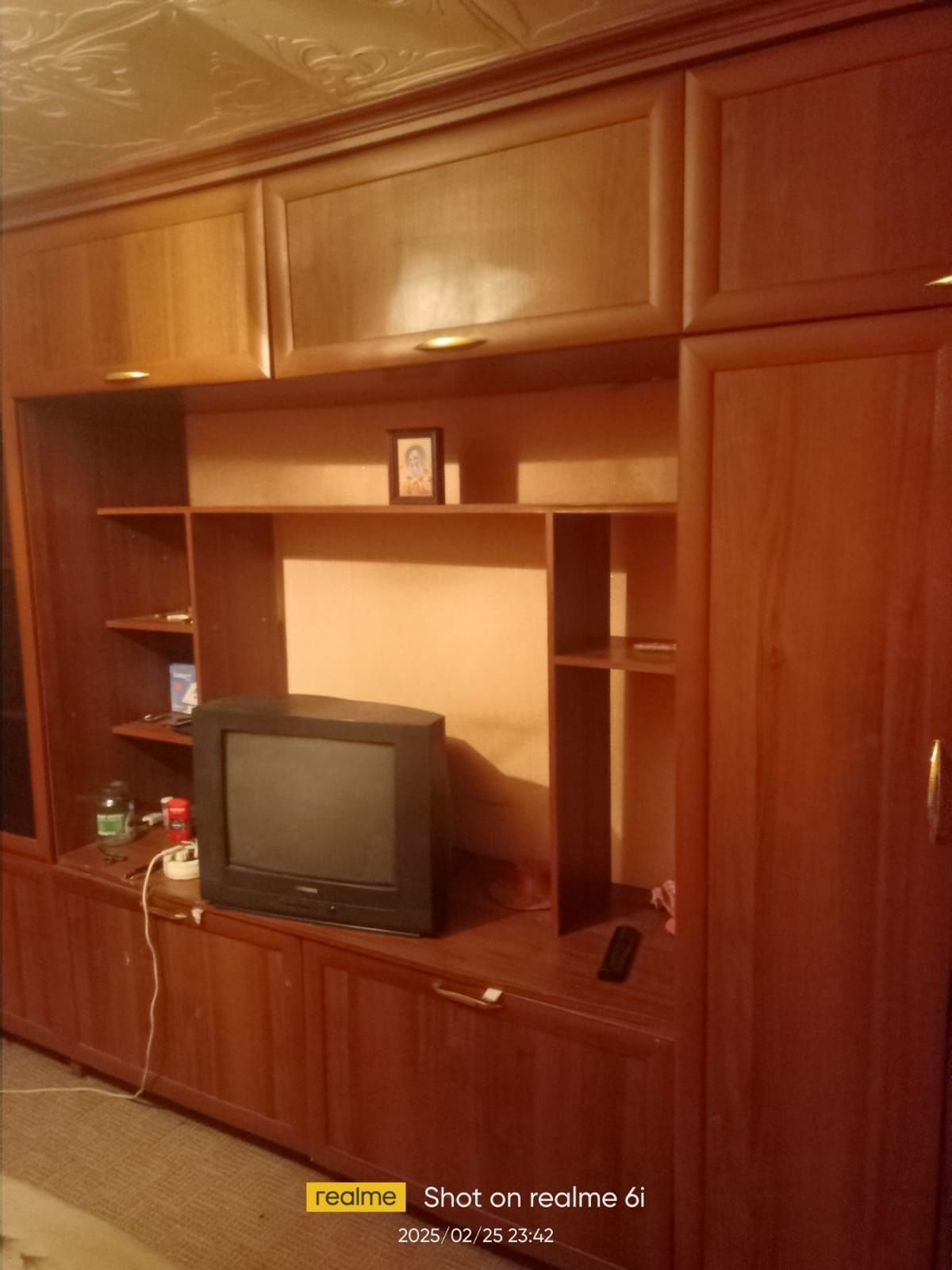 Продам стенку. в сборе с прихожей САМОВЫВОЗОМ