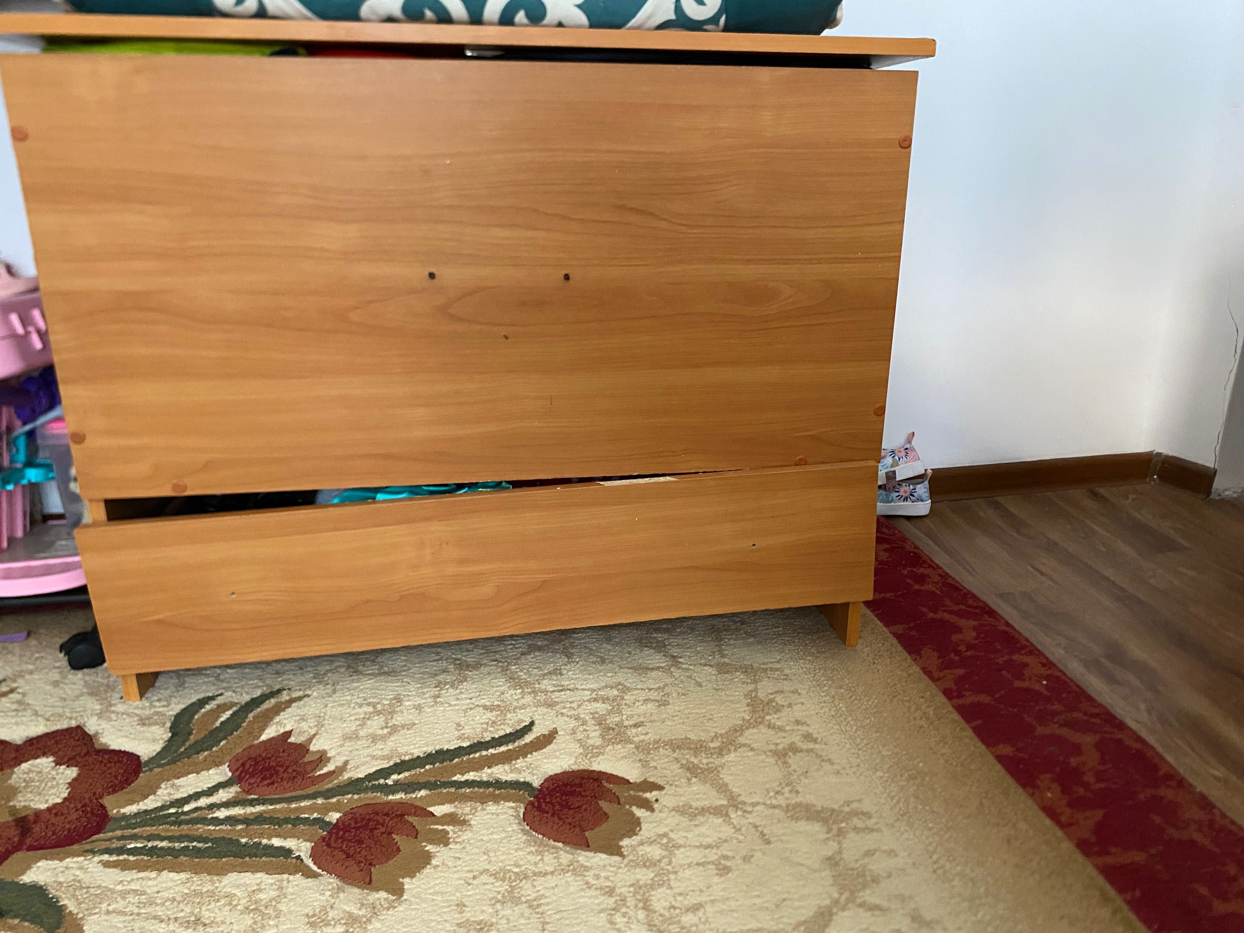 Стол, 4 стульясымен. Бағасы-35000. Келісімді.