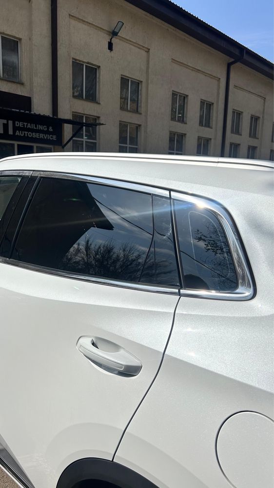 На Changan CS55 PLUS 2024г.в. стекло двери левое заднее и форточка.