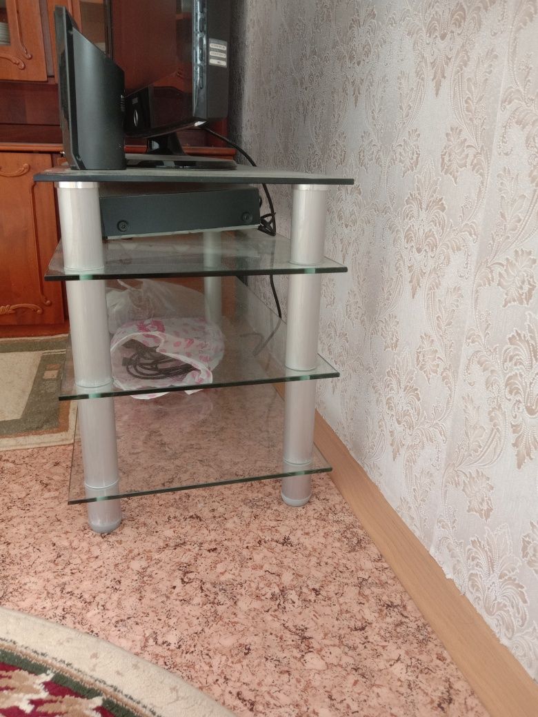 Продам стеклянный стол.