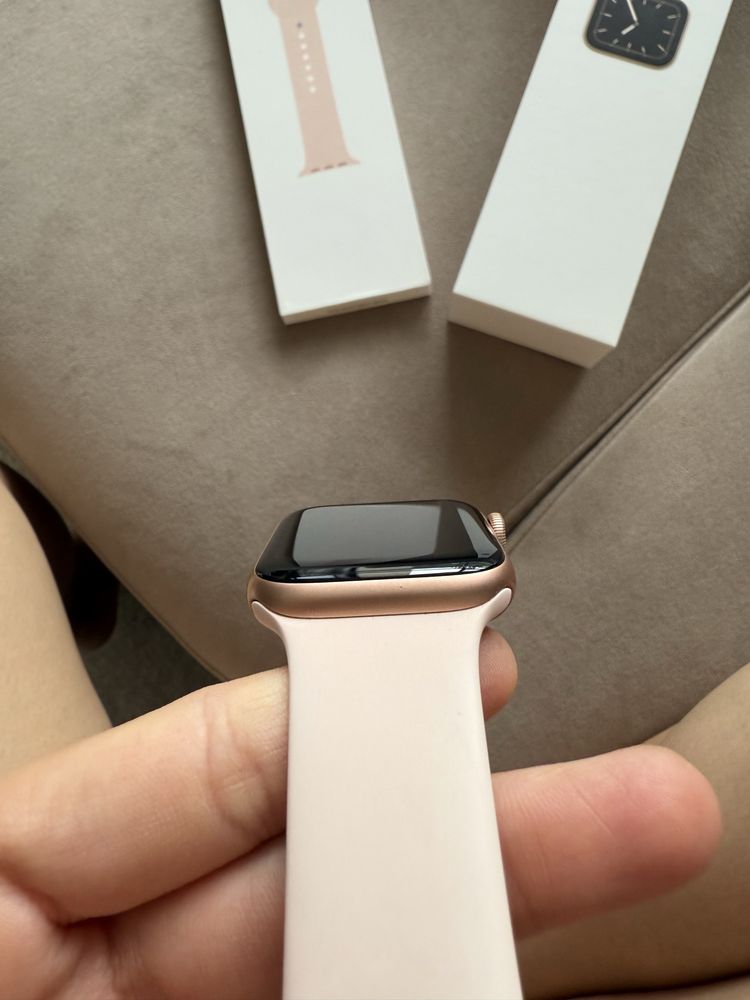 Продам Apple Watch 5 серии в идеальном состоянии